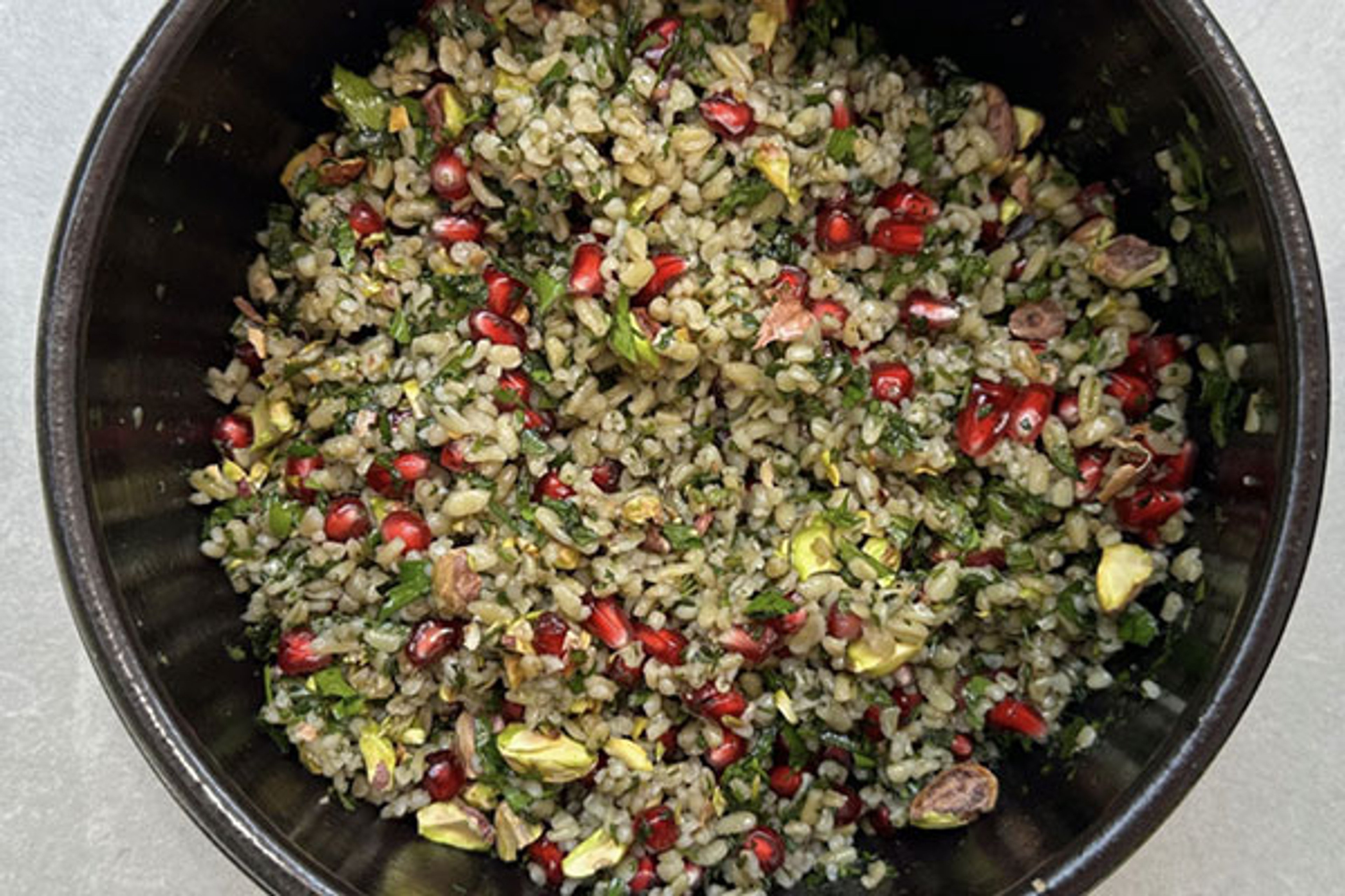 Ensalada de freekeh con granada y pistaches