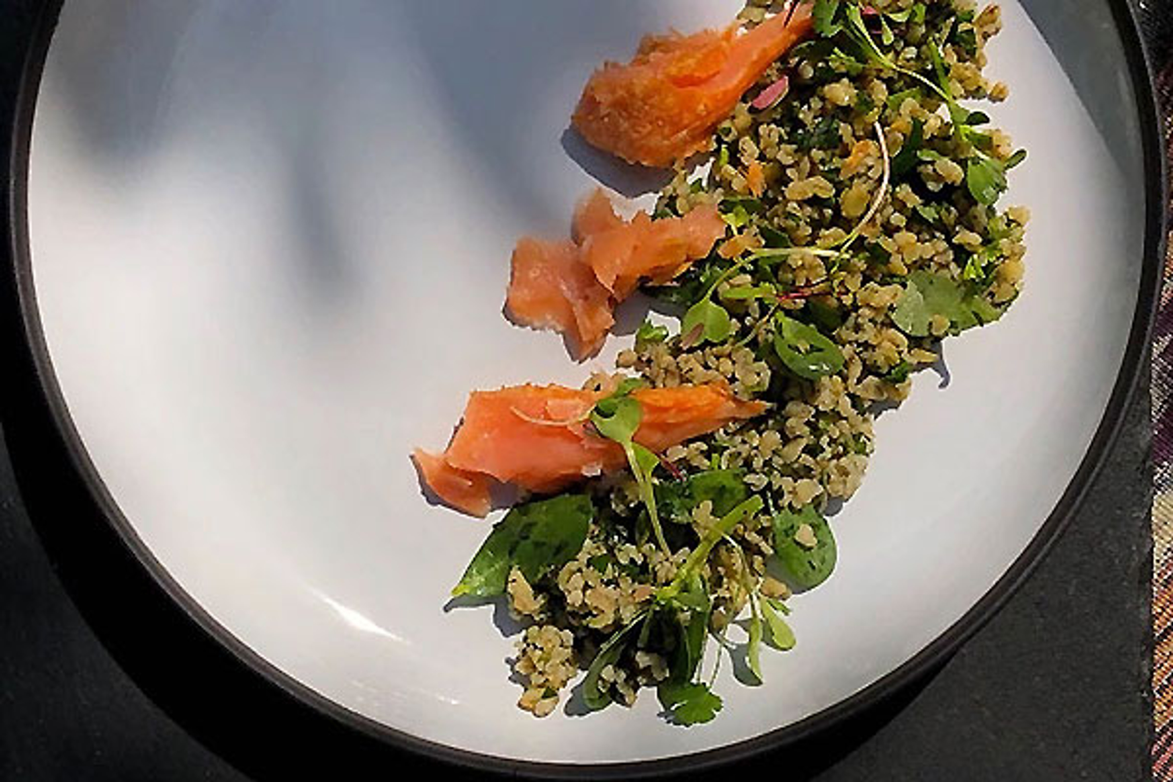 Ensalada tibia de freekeh con hierbas, chícharos y salmon ahumado