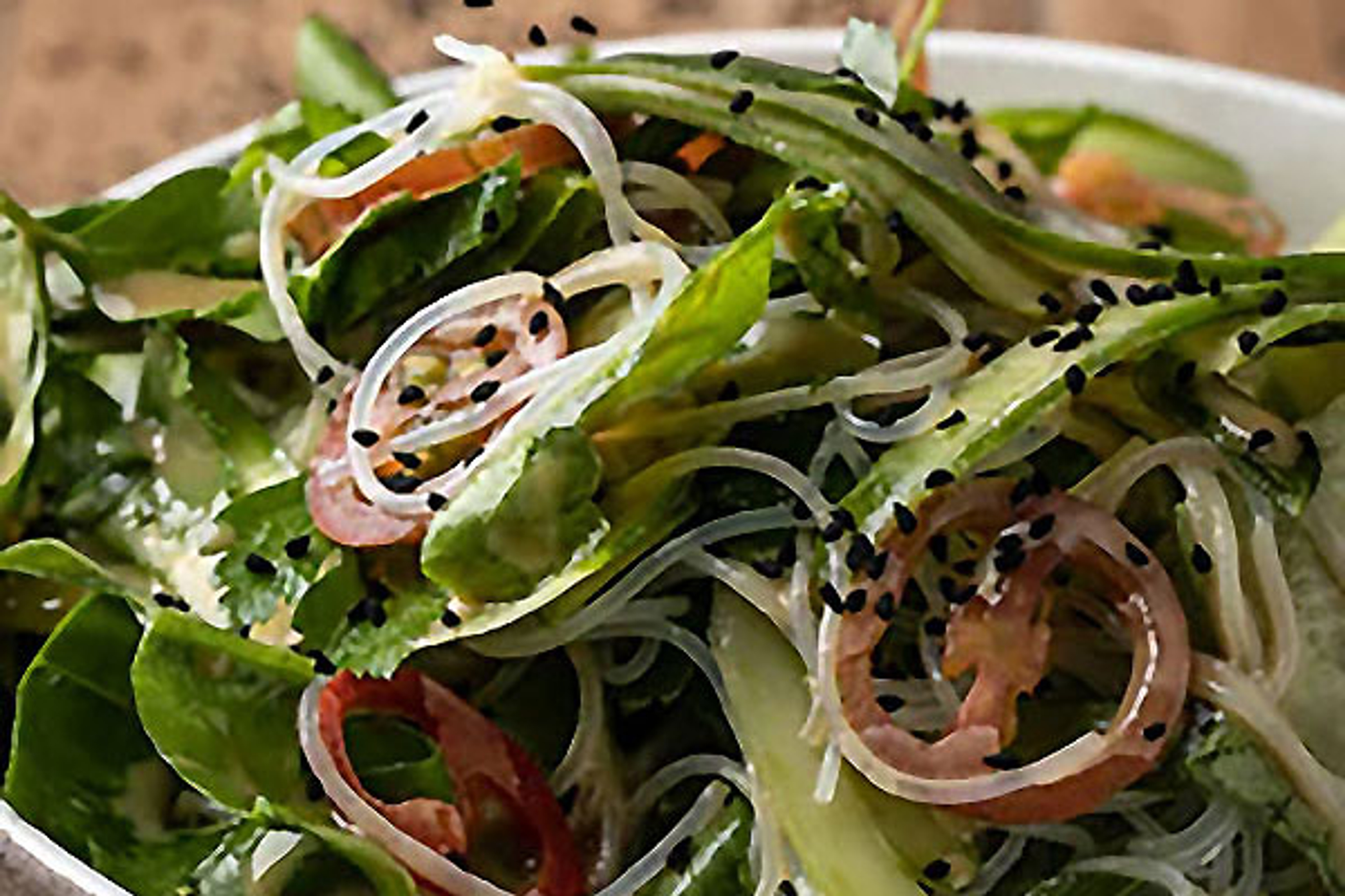 Ensalada verde con “noodles” de frijol