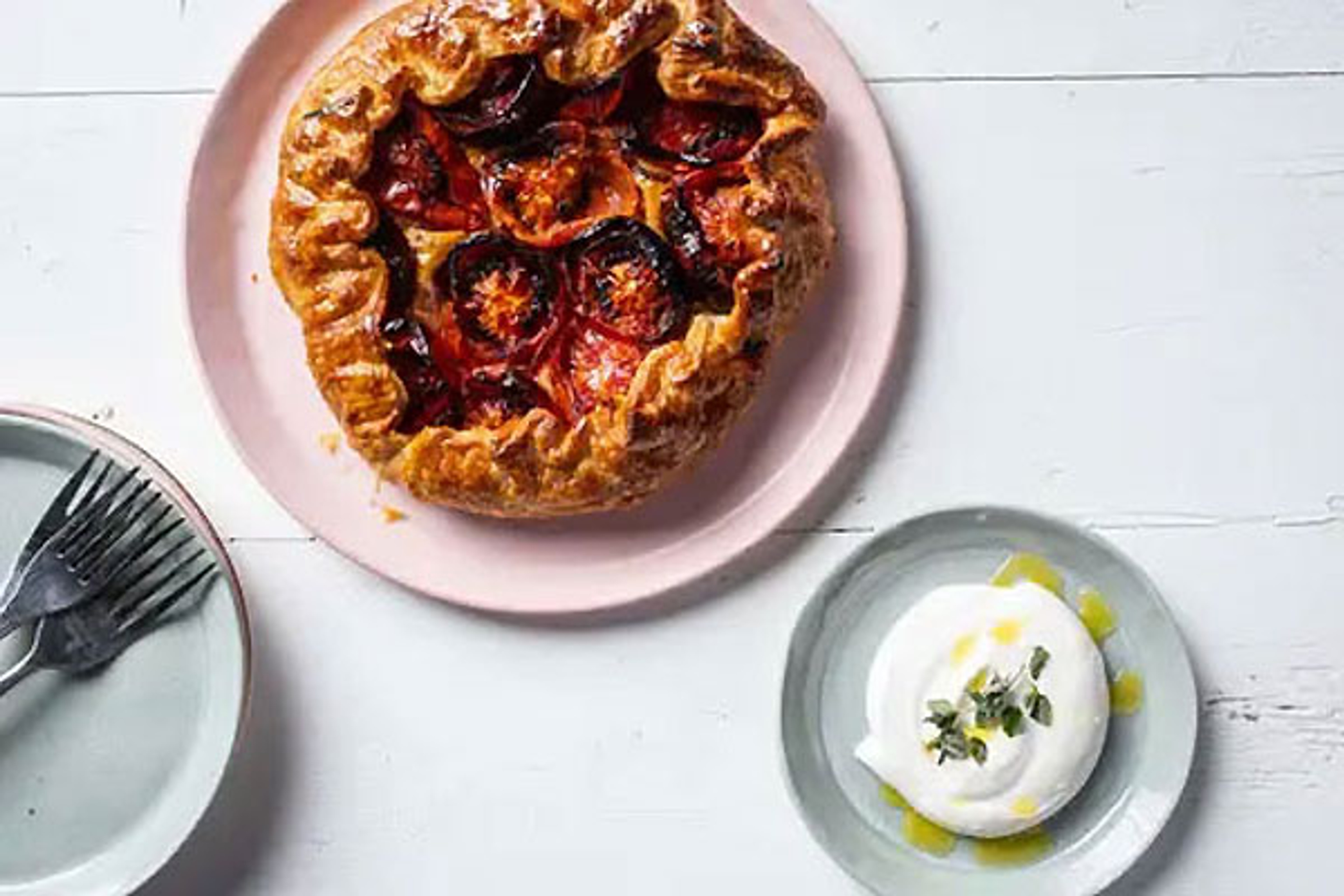 Galette de jitomates rostizados con salvia y tahini