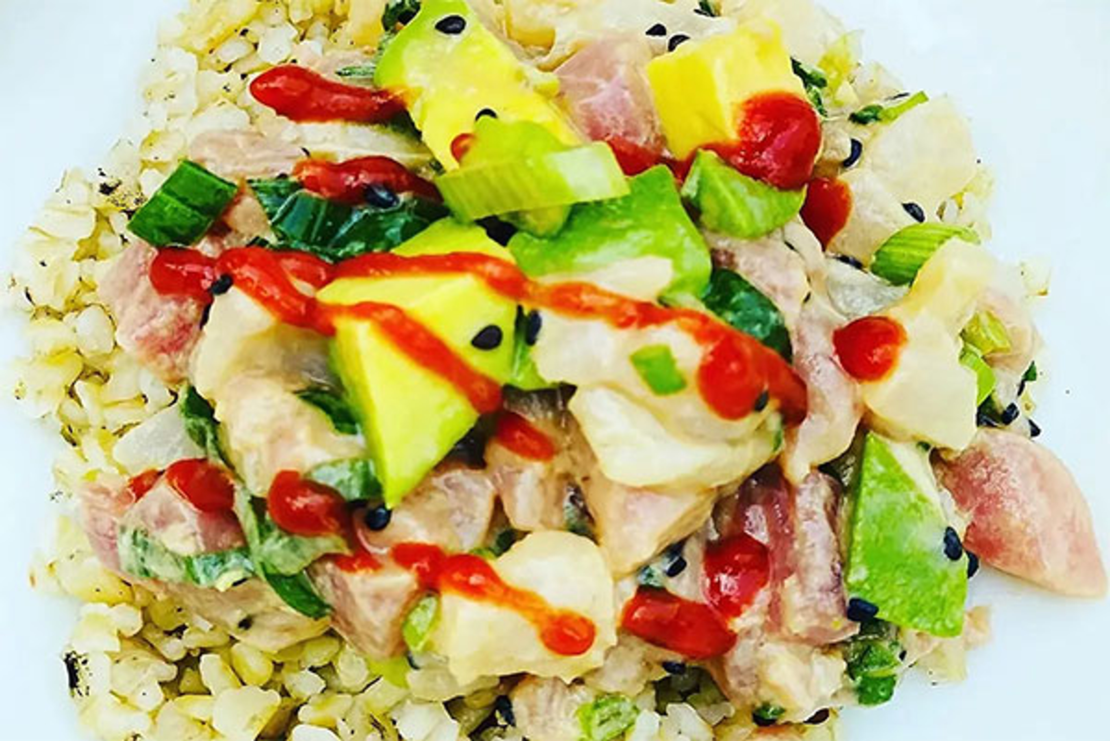 Poke de atún sobre freekeh