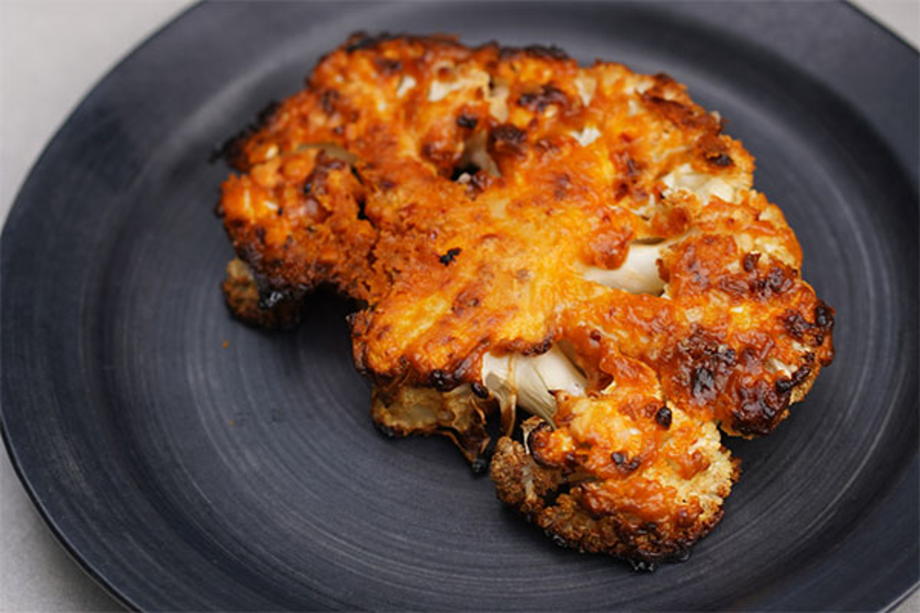 Steaks de Coliflor con Harissa y Tahini