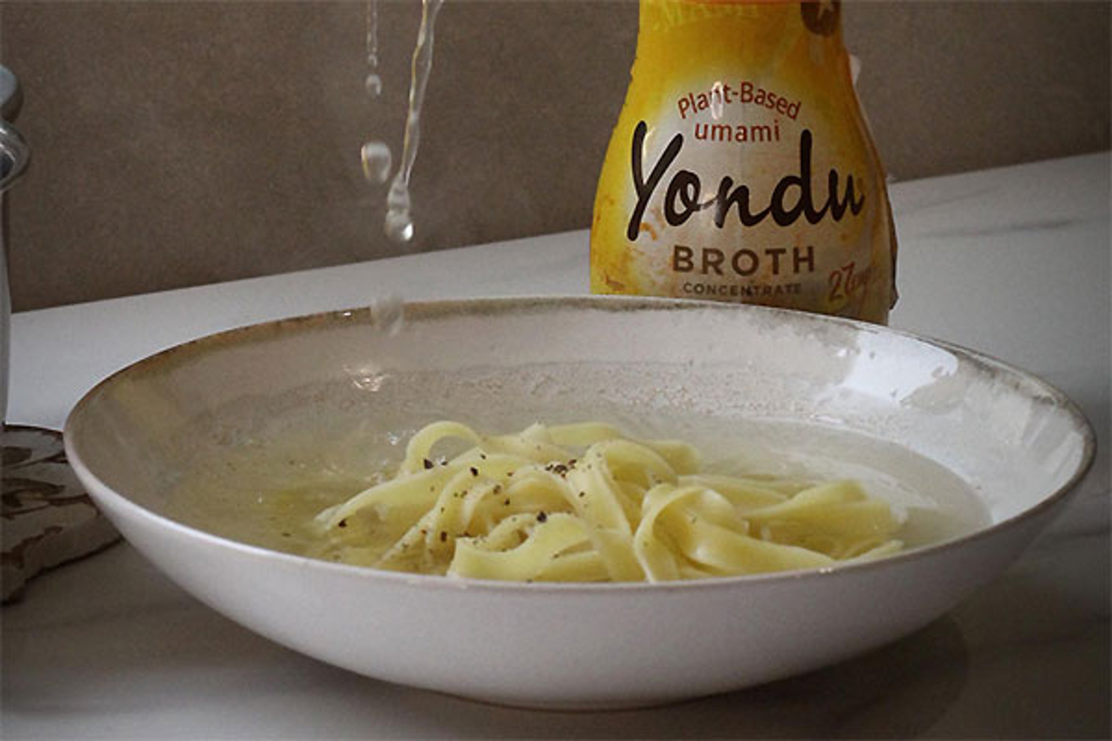 Caldo vegano de “Pollo” con Fideos (sin pollo)
