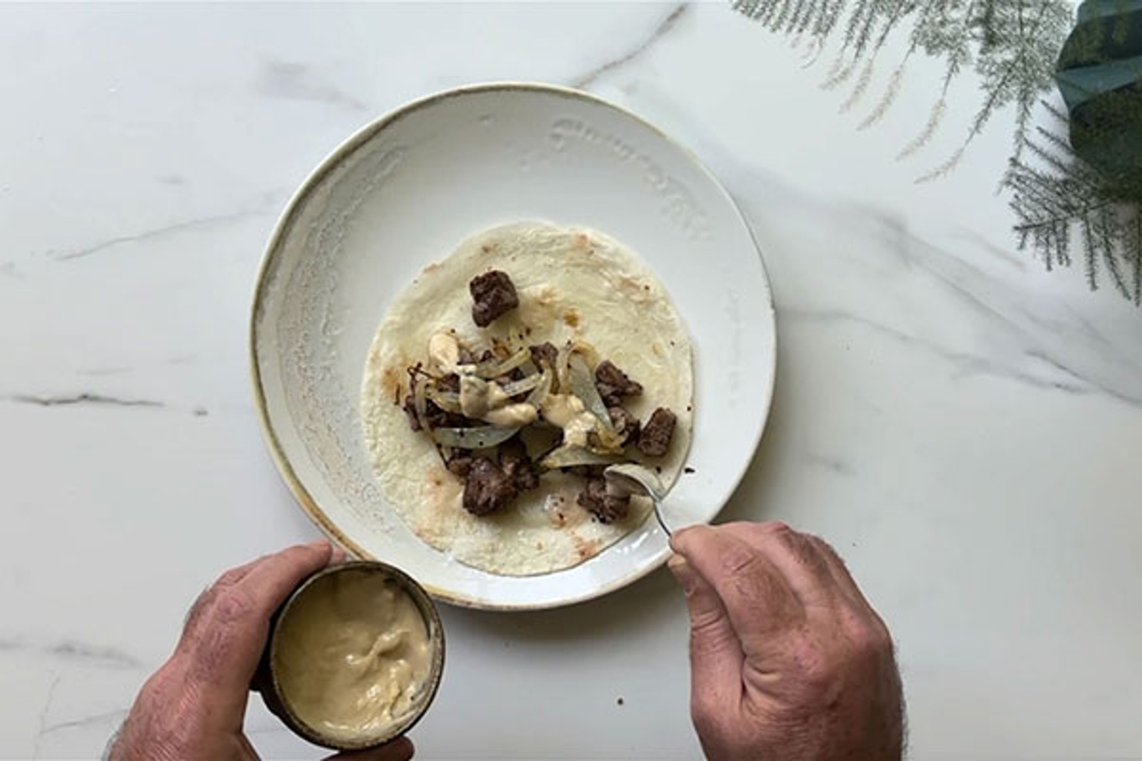 Tacos de Ribeye con salsa de tahini
