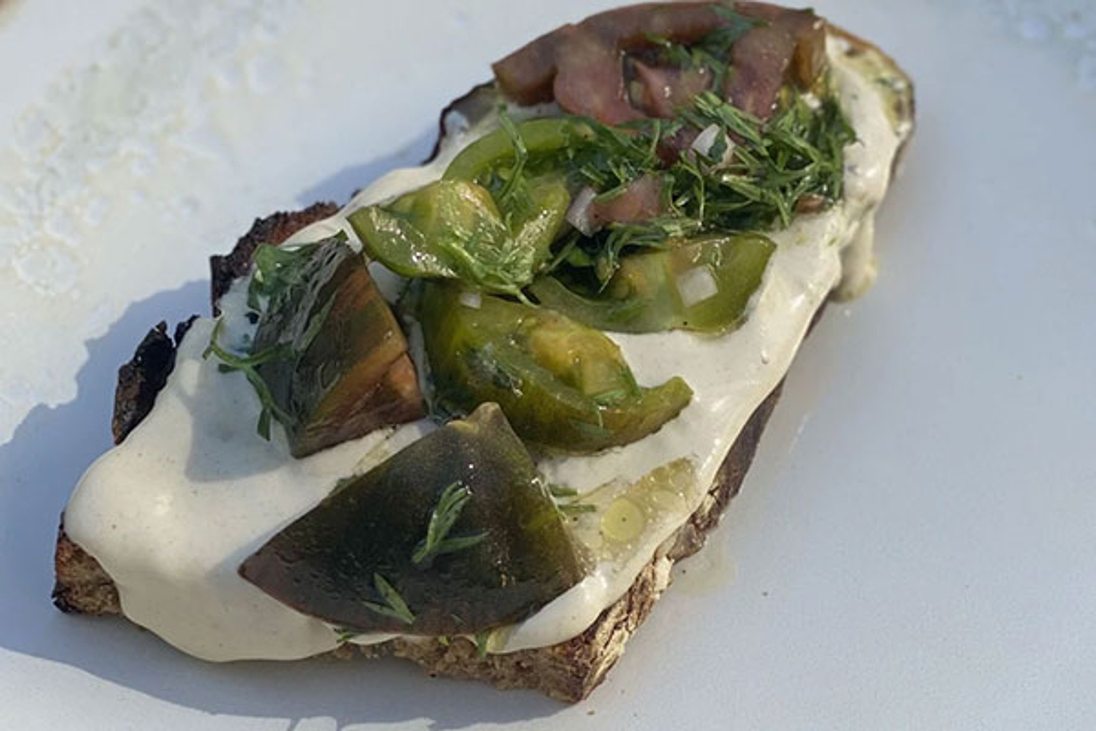 Tahini toast con jitomates heirloom