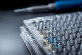 Techniciens/chercheurs : choisir plaque ELISA selon liaison et optique