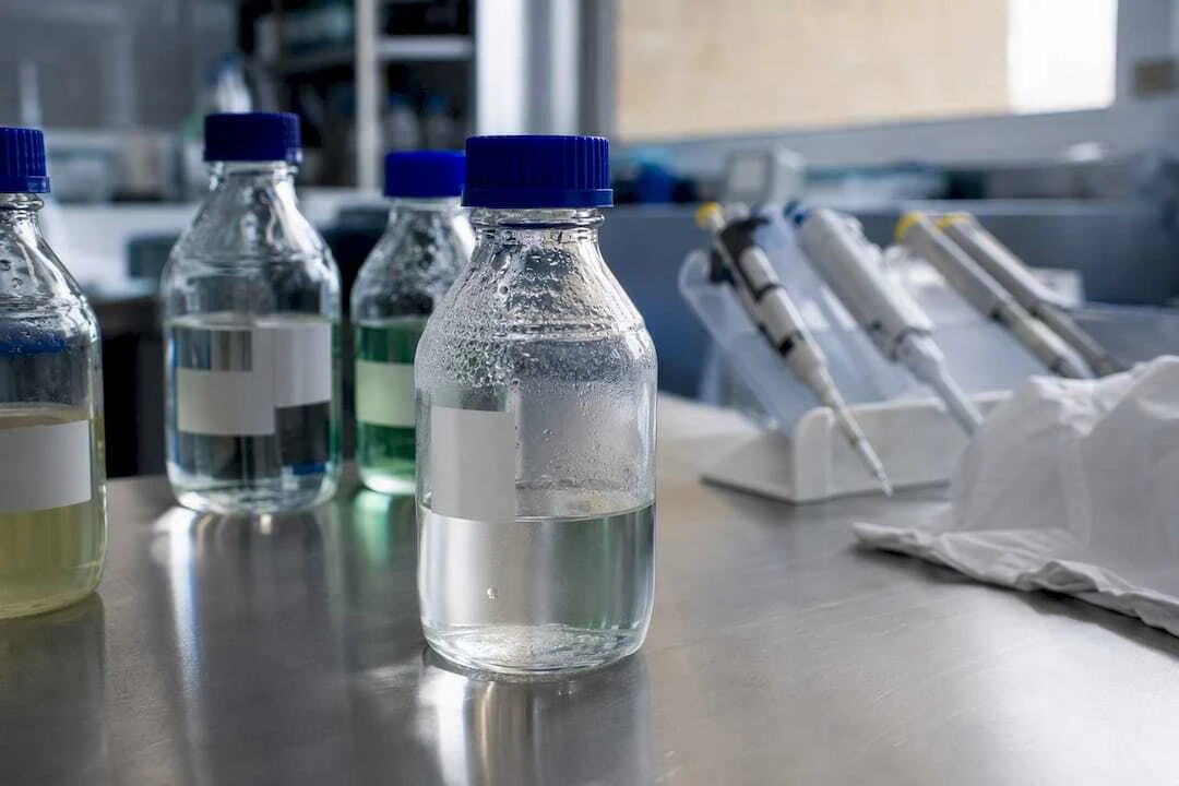Citratpuffer und pH-Meter auf dem Labortisch