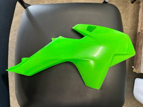 #12 RIGHT FUEL TANK SHROUD GREEN
A00688-02-40 #12 RIGHT FUEL TANK SHROUD GREEN
A00688-02-40