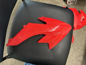 RIGHT FUEL TANK SHROUD (RED) (17 & OLDER) Fits SSR SR70c, SR70Auto, SR110, SR125 RIGHT FUEL TANK SHROUD (RED) (17 & OLDER) Fits SSR SR70c, SR70Auto, SR110, SR125