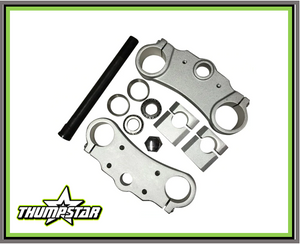 3008 Bar Clamp Assembly, a high-quality triple clamp system designed for Thumpstar Version 5 pit bike models. The assembly features cast aluminum upper and lower fork clamps, bar risers, and a steel steering column shaft, all finished in a sleek silver satin. Its durable construction and precision fitment enhance stability, control, and overall performance, making it a must-have upgrade for pit bike enthusiasts and competitive racers. 3008 Bar Clamp Assembly, a high-quality triple clamp system designed for Thumpstar Version 5 pit bike models. The assembly features cast aluminum upper and lower fork clamps, bar risers, and a steel steering column shaft, all finished in a sleek silver satin. Its durable construction and precision fitment enhance stability, control, and overall performance, making it a must-have upgrade for pit bike enthusiasts and competitive racers.