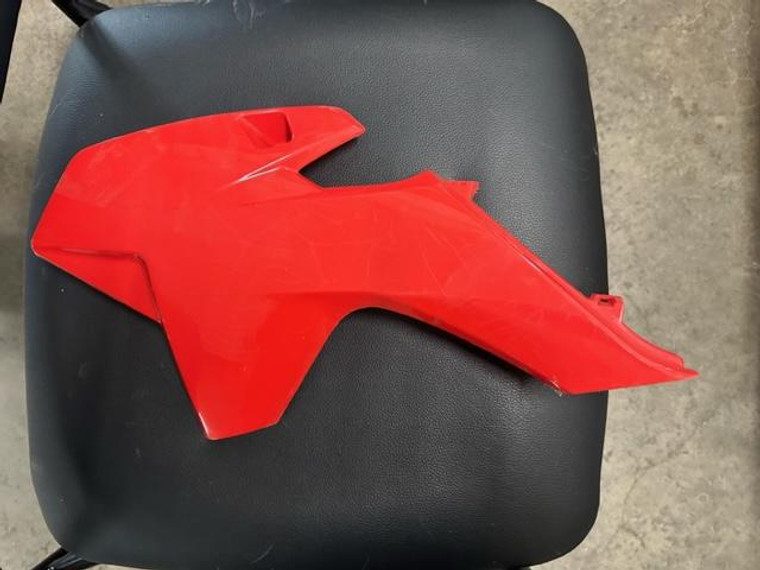 #10 LEFT FUEL TANK SHROUD RED
A00687-02-18 #10 LEFT FUEL TANK SHROUD RED
A00687-02-18