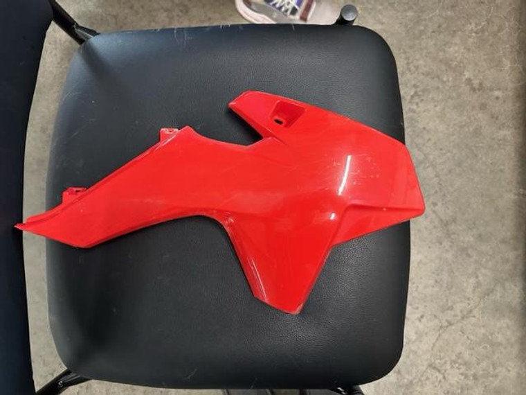 #12 RIGHT FUEL TANK SHROUD Red
A00688-02-18 #12 RIGHT FUEL TANK SHROUD Red
A00688-02-18