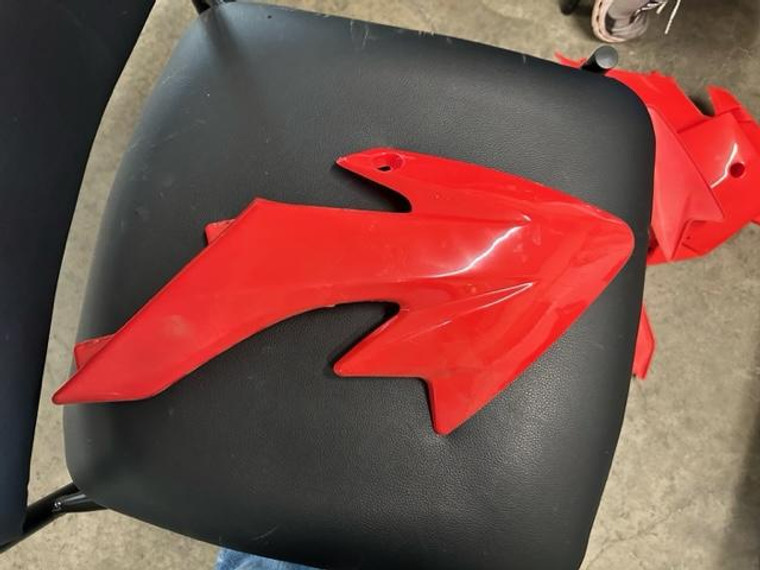 RIGHT FUEL TANK SHROUD (RED) (17 & OLDER) Fits SSR SR70c, SR70Auto, SR110, SR125 RIGHT FUEL TANK SHROUD (RED) (17 & OLDER) Fits SSR SR70c, SR70Auto, SR110, SR125