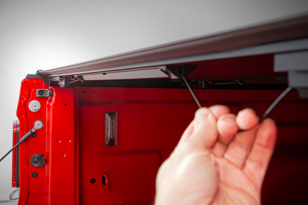 GM Low Profile Hard Tri-Fold Tonneau Cover (07-13 1500 | 5.5' Bed W/ Rail Caps) 47113551