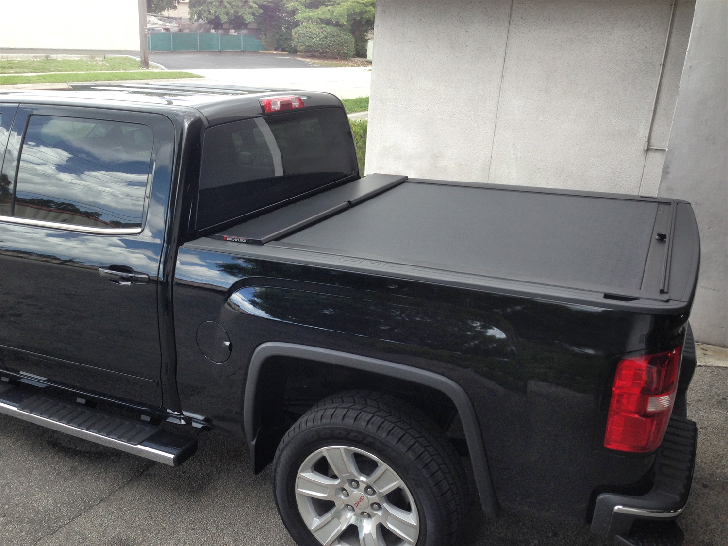 M-Series Retractable Truck Bed Cover LG880M