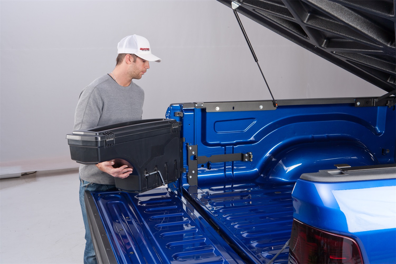 UnderCover Swing Case 1999-2016 Ford F-250/350 Drivers Side Black Smooth - Will not fit 2013-2016 models with Factory Tow Package - Will not work with Flex Series Covers SC200D