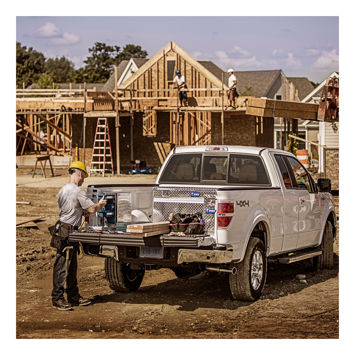 Bright Aluminum 18" Drawer Truck Tool Box (Heavy Packaging) - EC20021