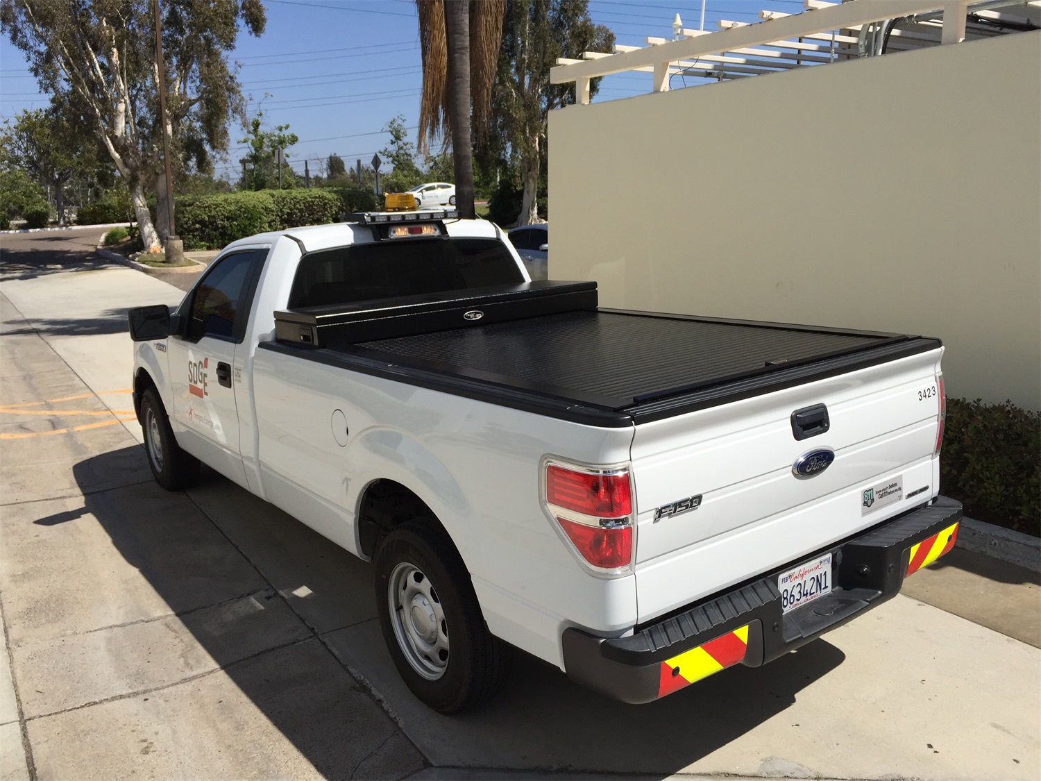 Full Size Toolbox and Hard Retractable Roll-up Tonneau Cover Combination CRT543