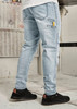 Men’s street-style stretch jeans in light blue, featuring pockets and a logo. Styled with black sneakers.