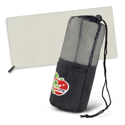 A Mako beach towel in a light colour, packed in a mesh drawstring bag with a branded logo.