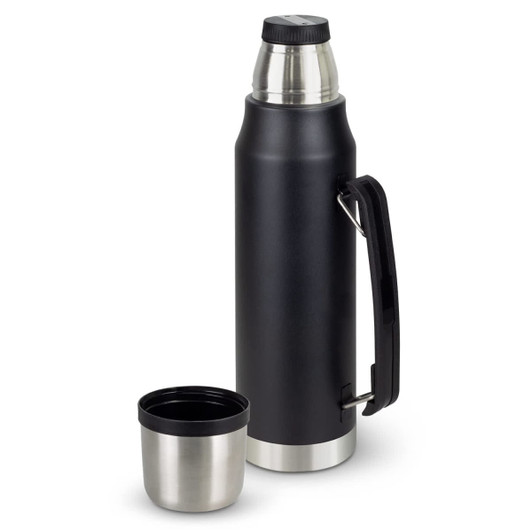 A drink bottle in matte black with a stainless steel cap and handle, accompanied by a matching cup.
