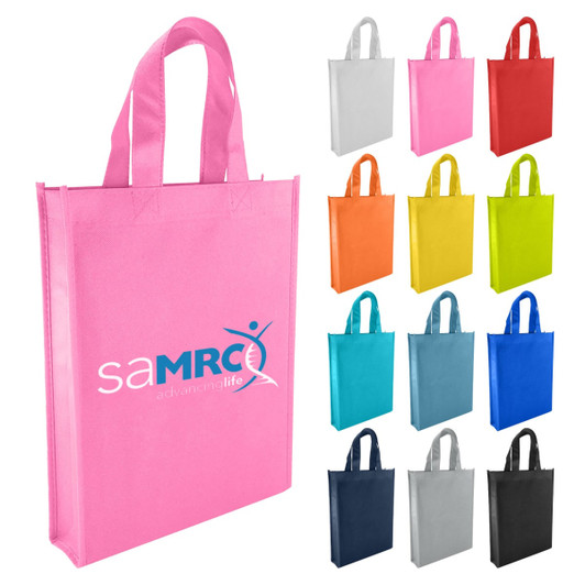 A pink non-woven tote bag with two handles and a logo, alongside bags in various colours including red, yellow, and blue.