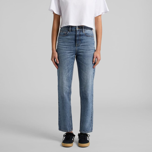 Straight jeans in a light blue wash, featuring a classic fit and cropped silhouette, paired with a white cropped top.