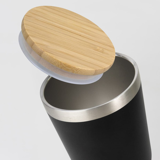 A drink bottle in black metal with a bamboo lid, featuring a stainless steel rim and an open top.