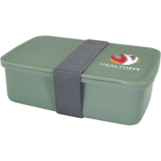 A green lunch box with a grey elastic strap, featuring a logo on the lid.
