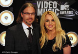 Britney Spears shows off engagement ring