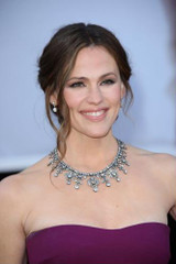 Jennifer Garner pretty in plum at Oscars