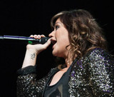 Kelly Clarkson announces engagement