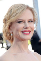 Nicole Kidman adds girlish touch to her metallic frock