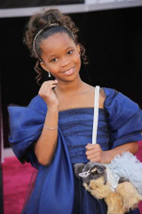 Quvenzhane Wallis rocks puppy purse to Oscars 