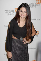 Selena Gomez makes goth look chic at an LA charity dinner