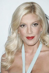 Tori Spelling looks great in black and white frock