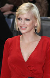 Anna Faris looks radiant in red at Dictator premiere