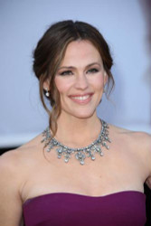 Jennifer Garner pretty in plum at Oscars