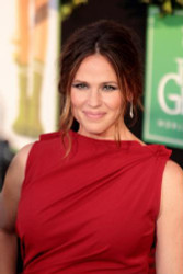 Jennifer Garner shows off post-baby bod in scarlet red dress