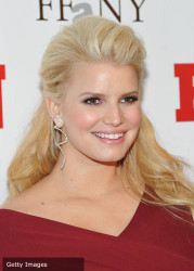 Jessica Simpson shows off her chic maternity look