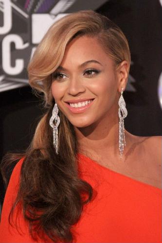 Beyonce dazzles in emeralds as she belts the