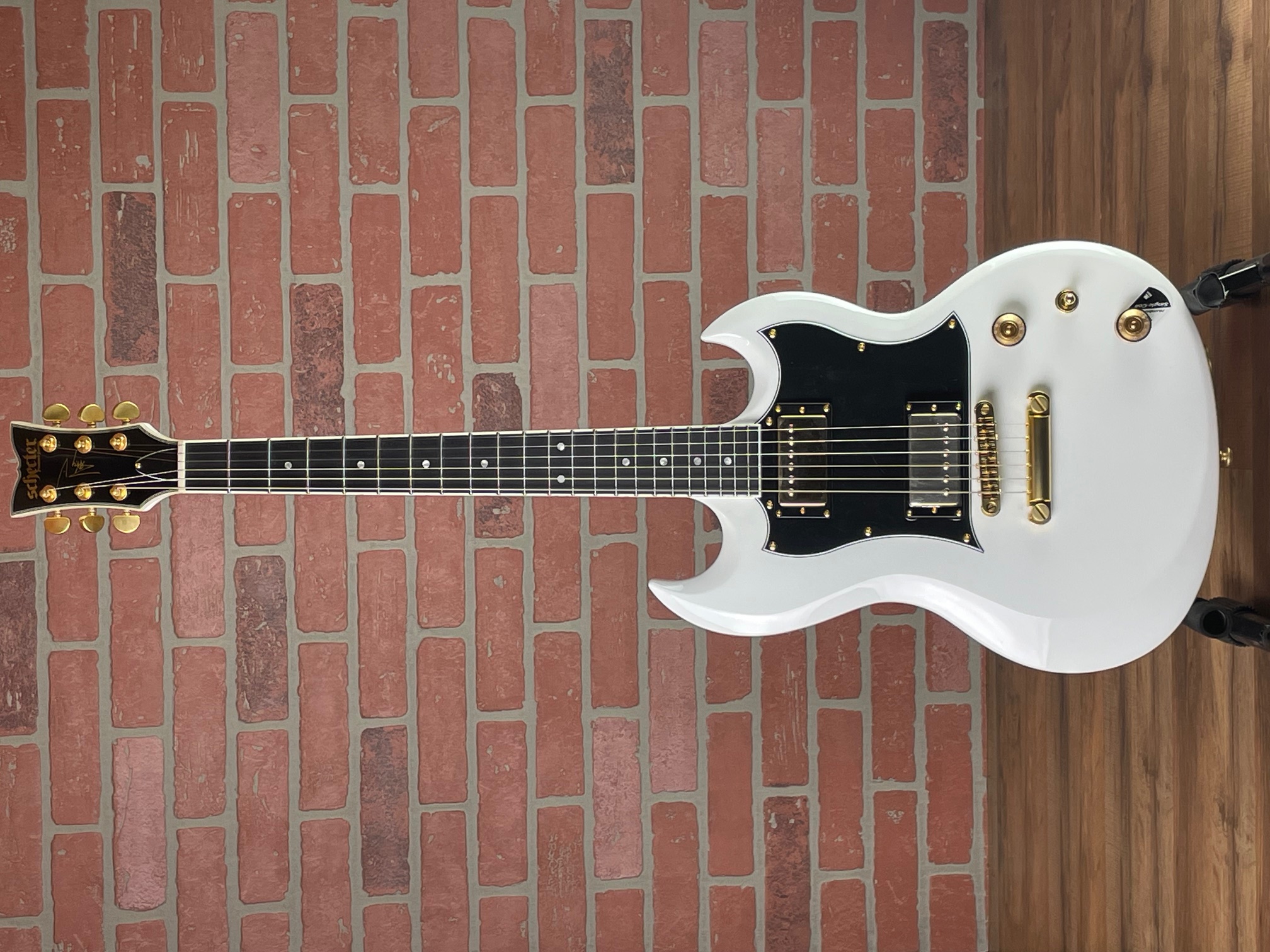 Schecter ZV-H6llyw66d Gloss White Electric Guitar at No