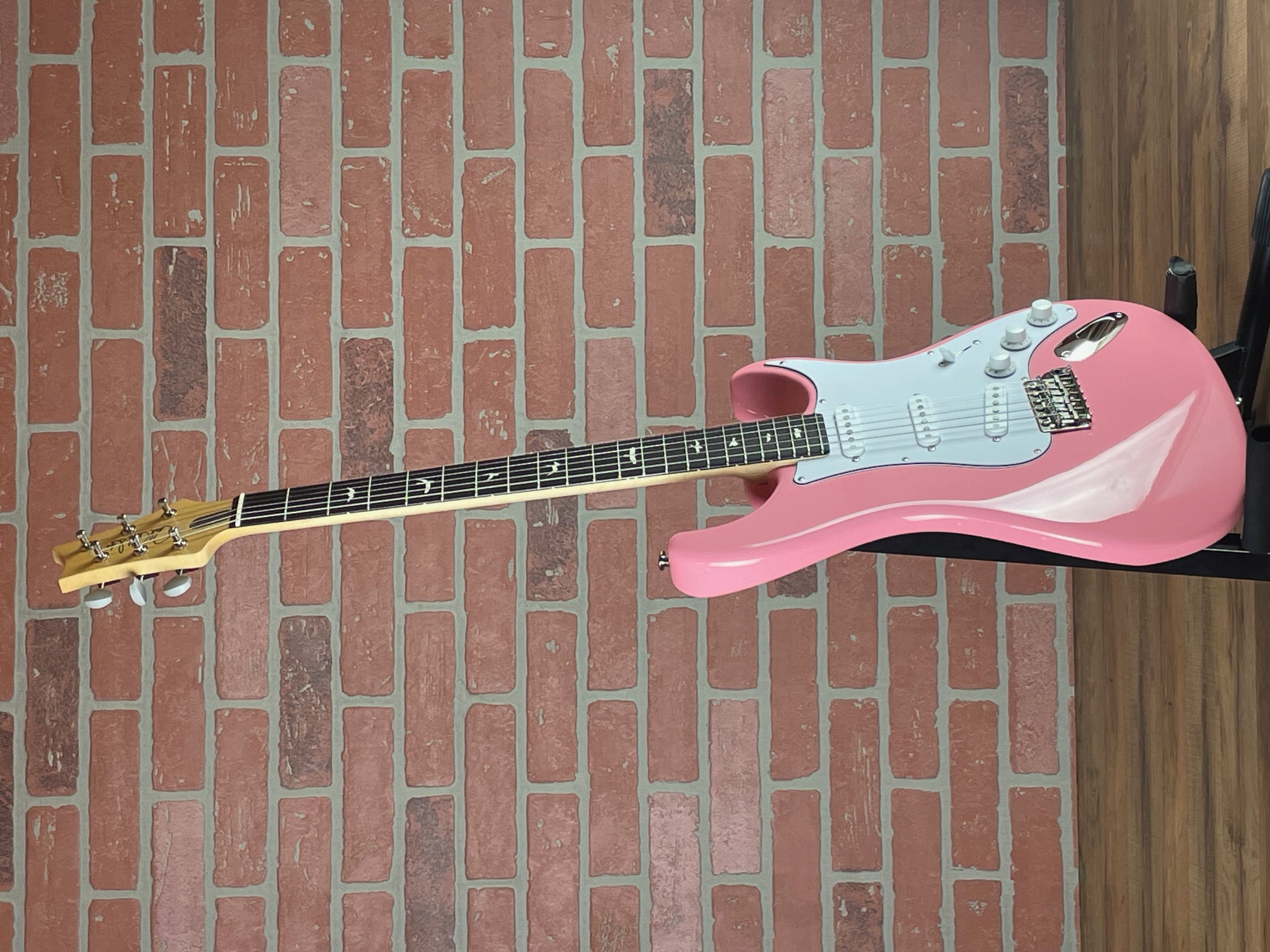 Silver Sky Roxy Pink (美品) PRS Silver Sky Roxy Pink — Rudy's Music Soho