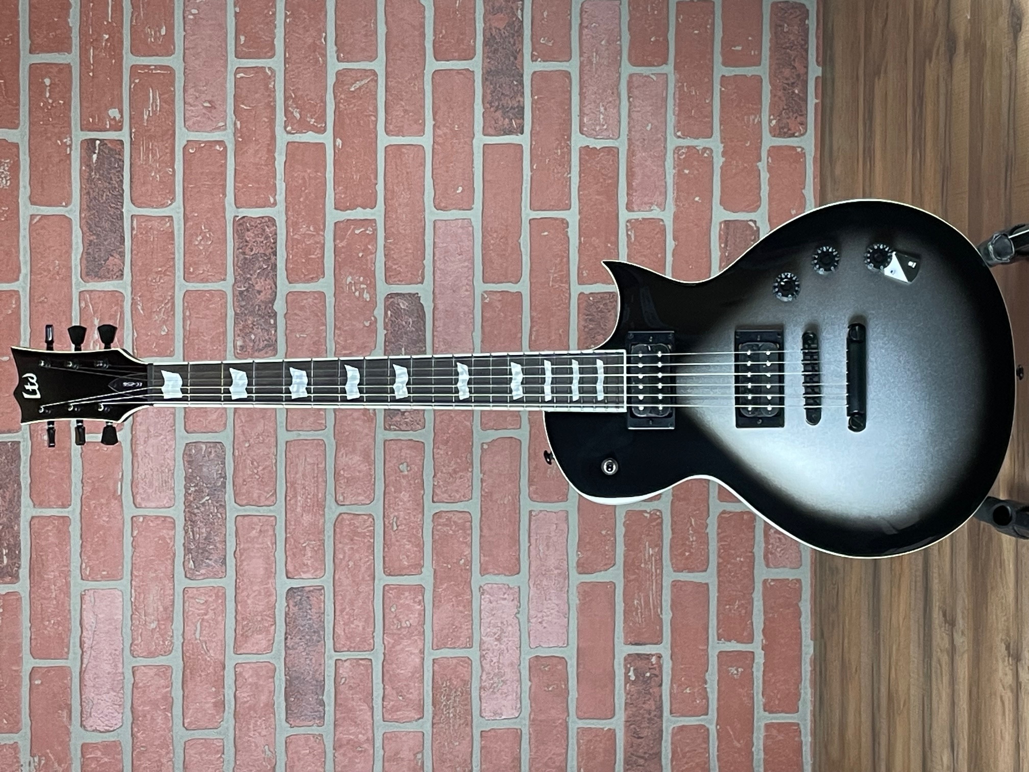 リセ　黒姫結灯　KP PSA10 ESP LTD EC-256 Electric Guitar - Silver Sunburst Teardrop at