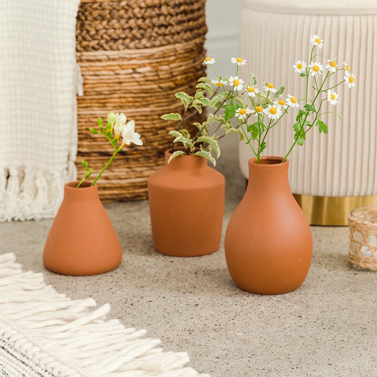Brown clay drop vase and openwork flowers – HUAKAL