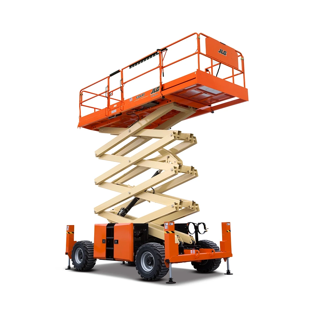 Elevador de tijera todo terreno 4x4 JLG RT4394 en ángulo parcialmente elevado