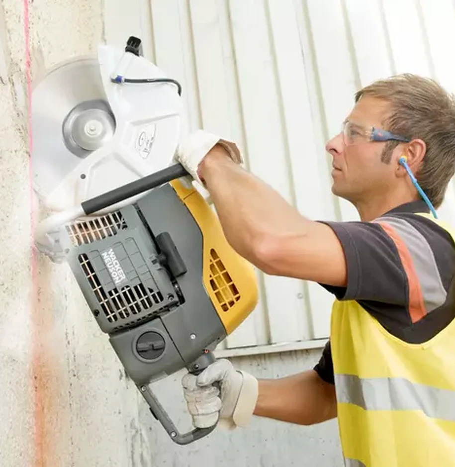 Operador utilizando cortadora de concreto Wacker BTS635S