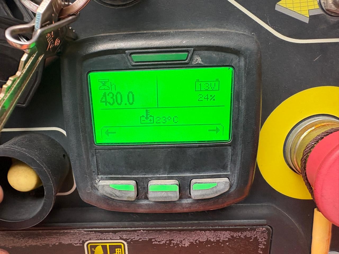 Pantalla digital de instrumentos y panel de control de una plataforma elevadora JLG.