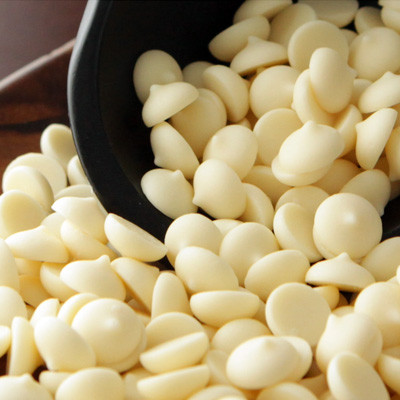 Pure cocoa butter white chocolate couverture wafers, sized for precise melting and tempering.