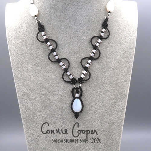 Necklace, Squiggle, Black & White   MN26-8138